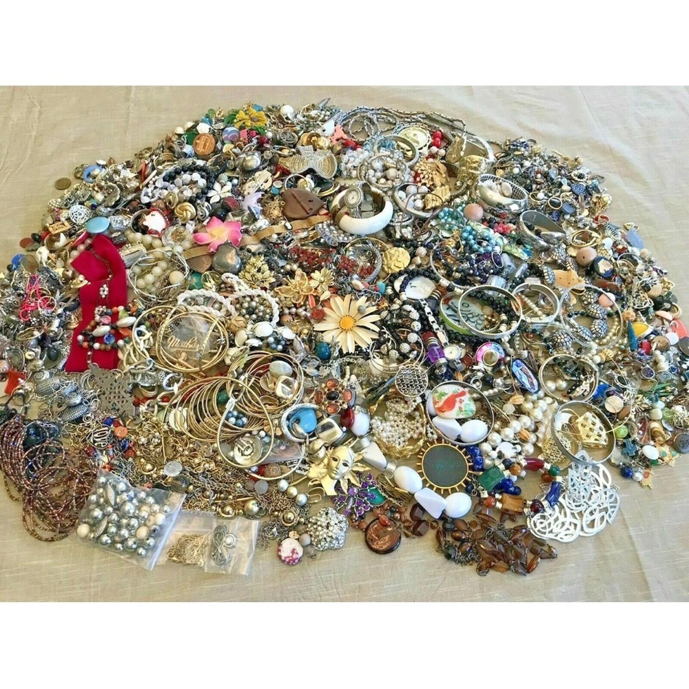 1 LB UNSEARCHED MYSTERY Jewelry LOT Wearable Necklaces Earrings Bracelets & MORE - Picture 3 of 8
